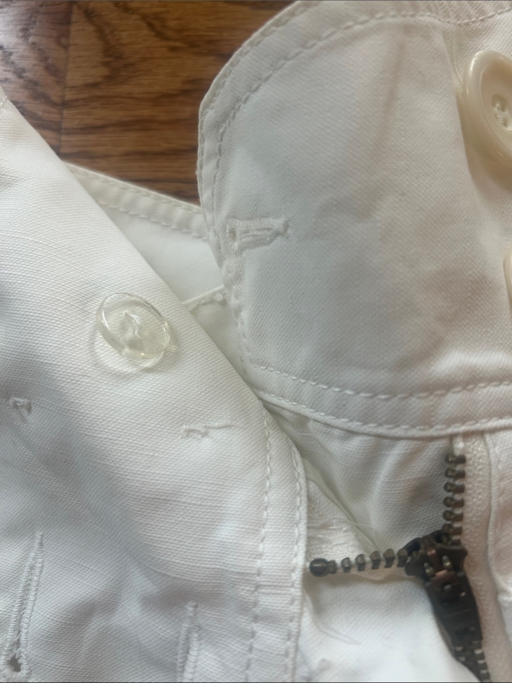 Vintage BCBGMaxAzria Runway White Shorts Size 2 - Picture 4 of 14